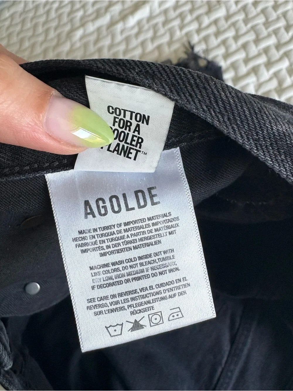 Agolde Indra shorts in black denim - Picture 6 of 9